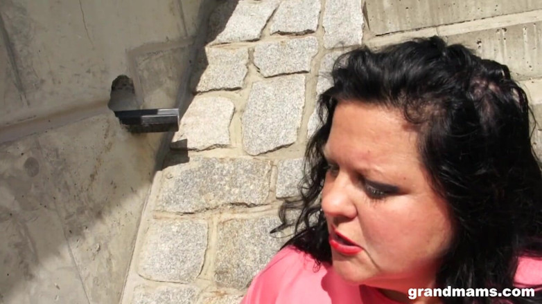 Grandmams: Avó obesa faz garganta profunda em jovem garoto ao ar...