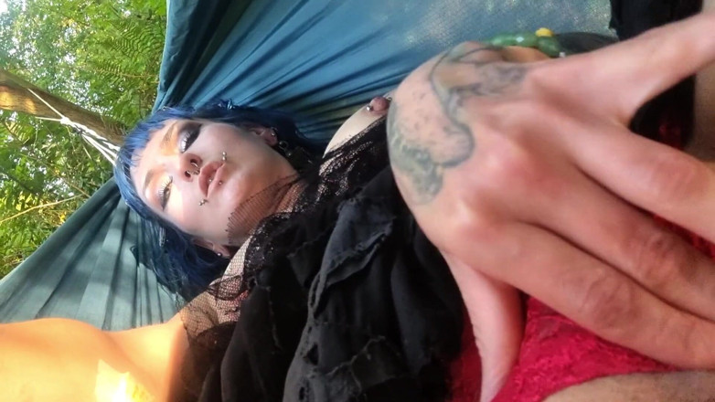 Mania Pigmilk: Hamakta, kedi ve külot sürtünen gotik kız