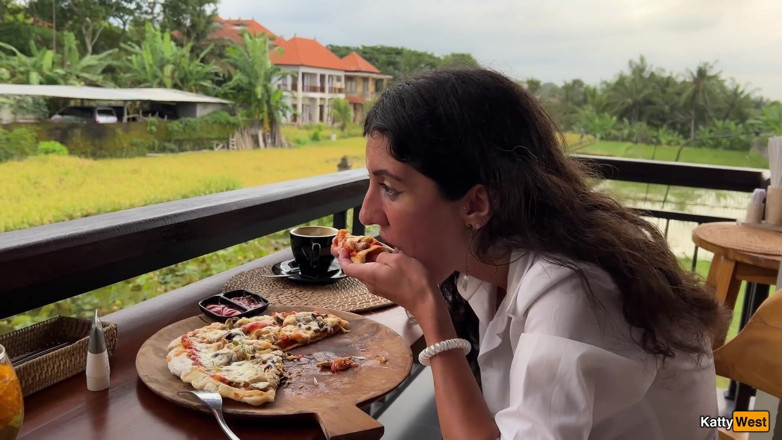 Katty West: カフェのザーメンウォークで顔にザーメンを塗ってピザを食べる