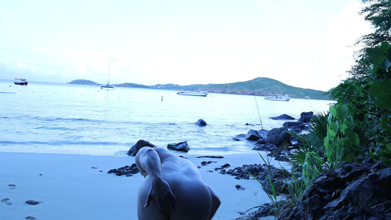 Barenakedmuscles: Olas matutinas y anhelos musculares: strip tease frente al océano
