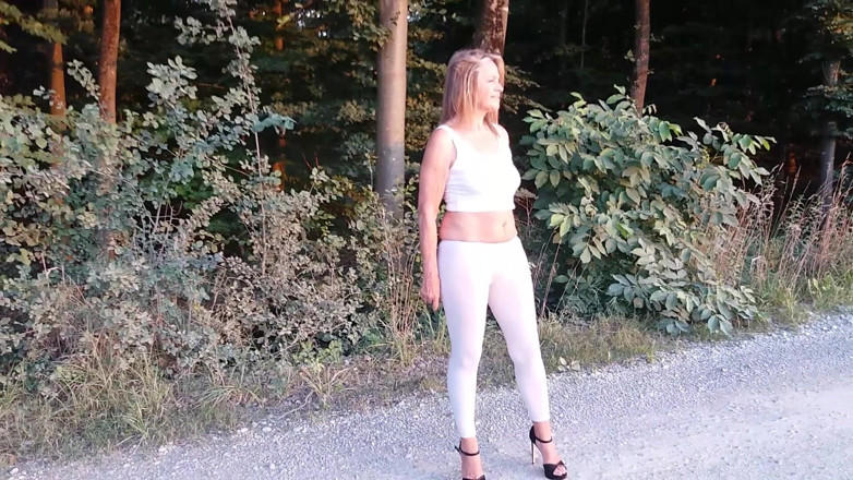 martinawest: Loira madura anda por aí do lado de fora de...