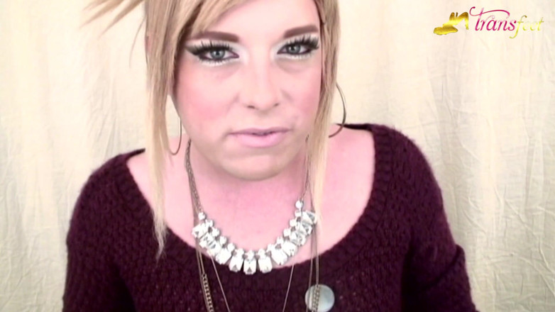 Trans and Cross-Dressers Feet: Transsexuală blondă Mallory și unghiile ei frumoase roz