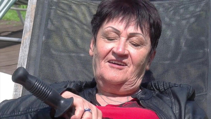 Solo Sex: Бабушка наслаждается дилдо в саду