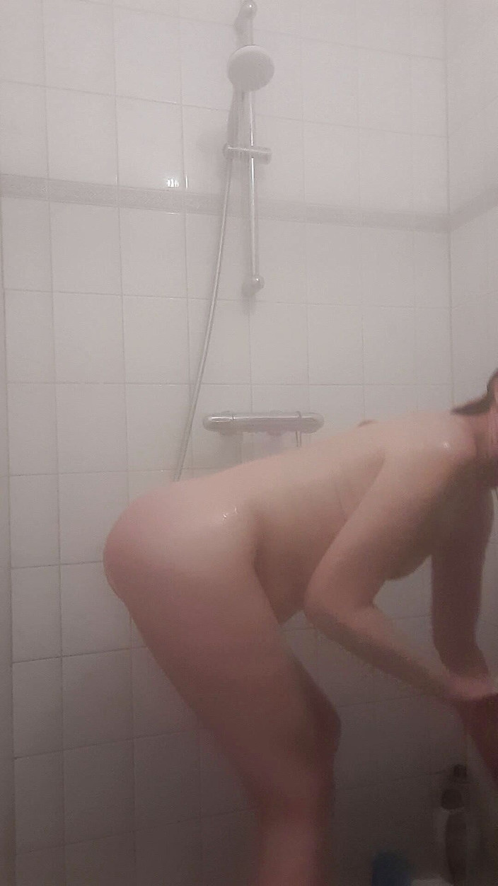 minoesje37: Reife frau unter der dusche neckt dich - solo