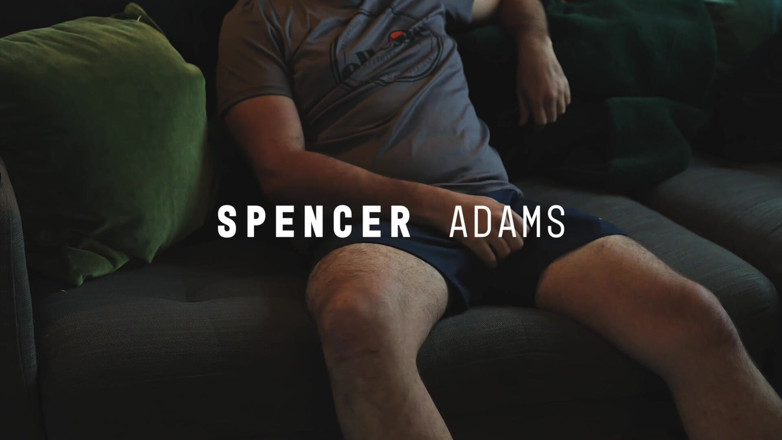Spencer Adams: Brit Bear giật nó trên ghế sofa bắn tinh trên...