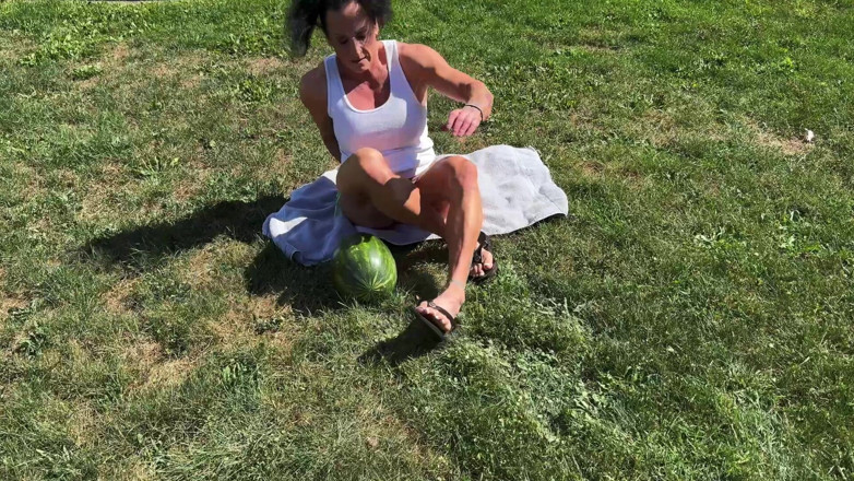 Kandylegsxxx: La miLF muscolare kandys in una schiacciamento della anguria in...