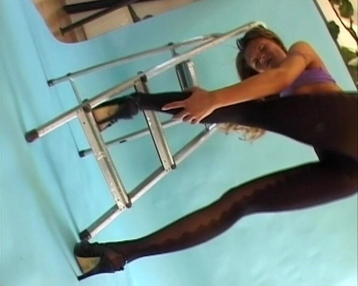 Deutscher hardcore: Prsatá německá brunetka potěší chlapa svými sexy chodidly