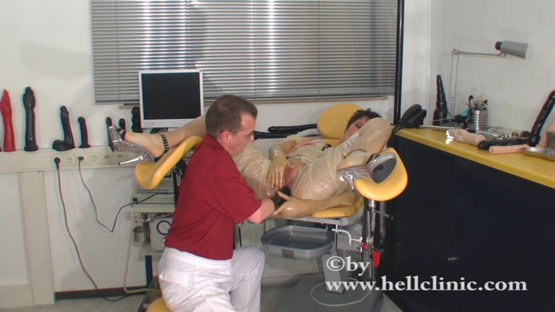 Rubber & Clinic Studio - 1ATOYS: Pervertido fisting anal no gynchair em látex