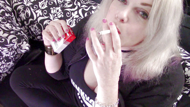 Smoke Temptress Annie Vox - Smoking Fetish: 말보로 빨간 탱크와 후드