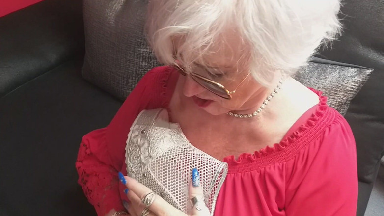 PureVicky66: Oma toont haar schaamlippen met Relish
