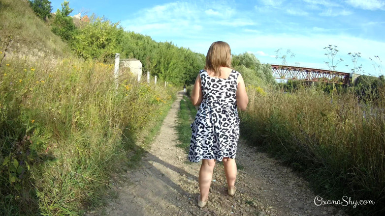 MILF Oxana: Ukazování a nezbedná zábava u řeky