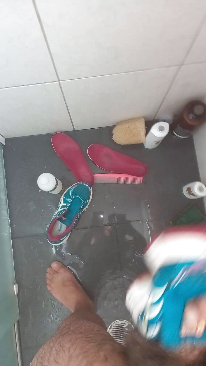 Sneakerfetish_BR: Turnschuhe ficken Asics im badezimmer