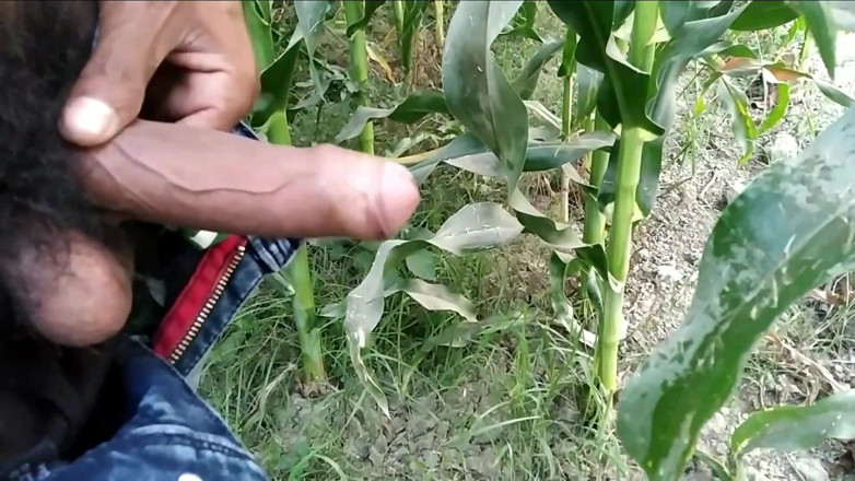Desimast7: Indický chlapec masturbace a výstřik venku honění