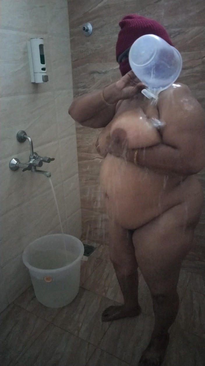 Benita sweety: Tante tamil lagi mandi hot