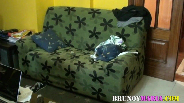 Brunoy Maria: 我穿着围裙和丁字裤装扮成女仆，他们最后操了我
