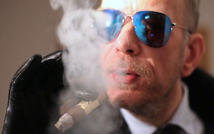 GERMANE_XL: Polisi kulit 49 tahun bermain kencing sambil pakai rokok cerutu