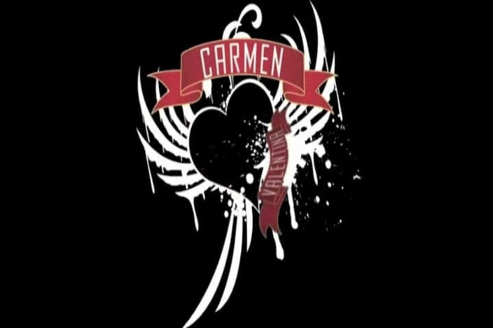 Carmen Valentina: Carmen Valentina bôi dầu lên chiến lợi phẩm của cô ấy