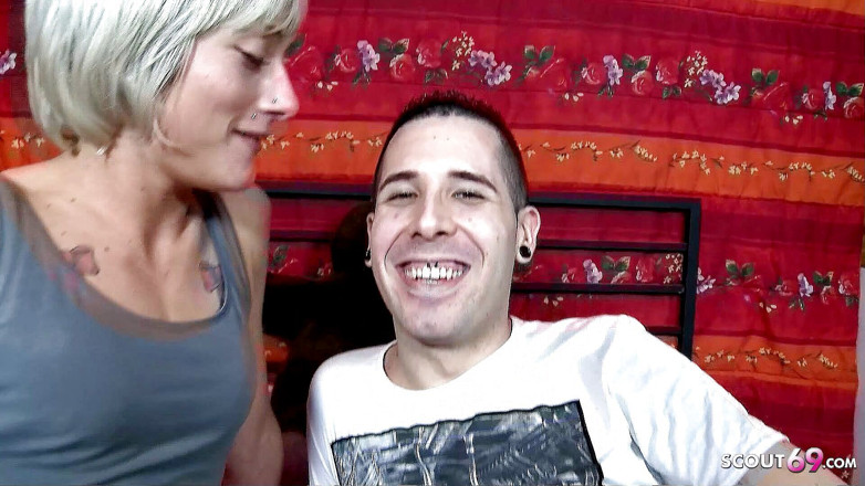 Full porn collection: Genç adam üvey anne Nicky'yi büyük yarakla götten sikiyor