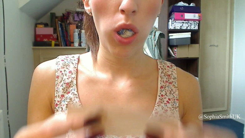 SophiaSmithUK: Miss Smith menyumbat seluar dalam dalam mulutnya sebelum mengetiknya ditutup...