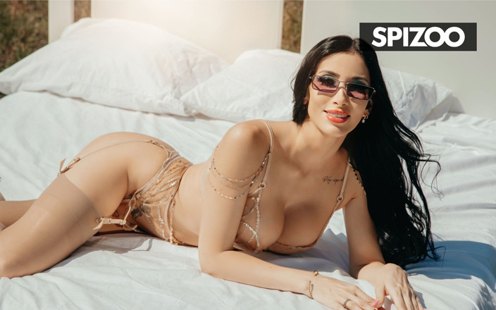 Spizoo: Peituda beleza Clea Gaultier em emocionante foda no chuveiro