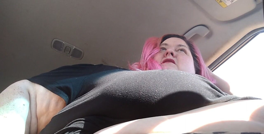 Kitty Delgato: Imagina que estás en el piso de mi auto, viendo...