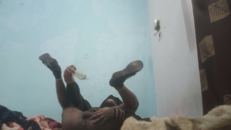 Urvashipatil123: Indiana crossdresser sexy vídeo de seda naqAb