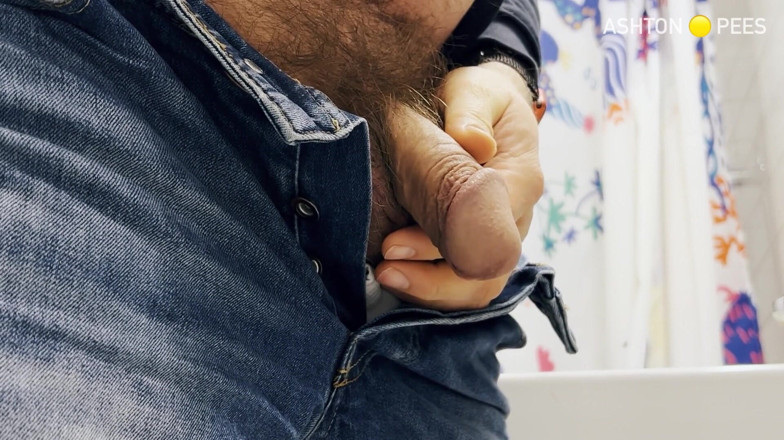 Beardedcummer: 오줌 004 - 오줌을 싸는 털이 무성한 남자