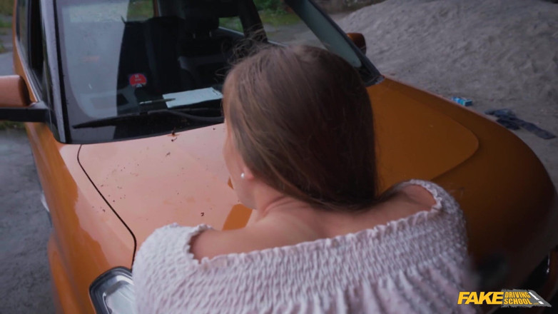 Fake Driving School: Passami a vedere le mie tette perfette