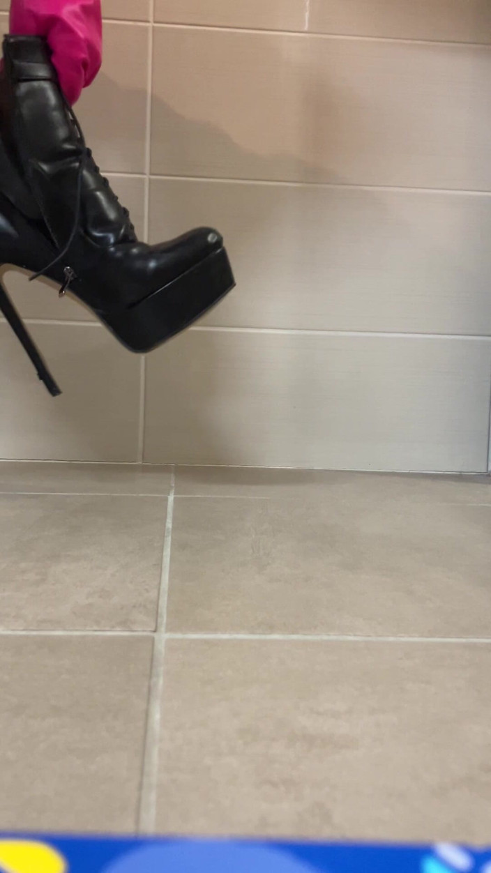 Celiasm: Șosetă din latex învelită în toc înalt