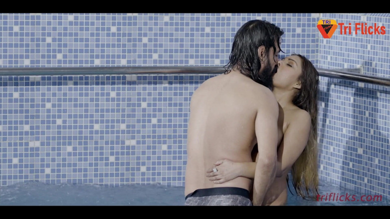 Triflicks: Un couple indien aime une romance à Swimingpool, baise hardcore