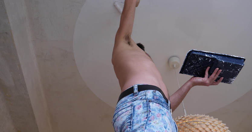 Jerking studs: Pictor de perete sexy se dezbracă în timp ce își face treaba