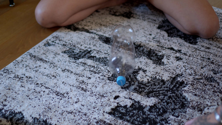 Discover 4K: Tři sexy MILfky si spolu hrají točit láhev a zlobí