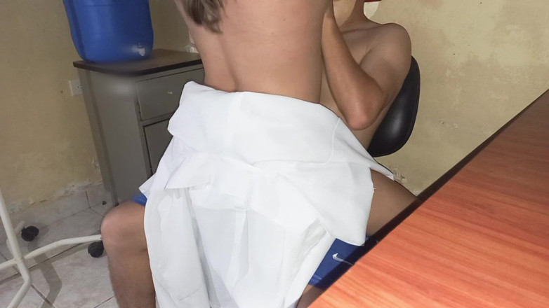 Martin13: De verpleegster overtuigt de dokter dat intens neuken hun werkrelatie...