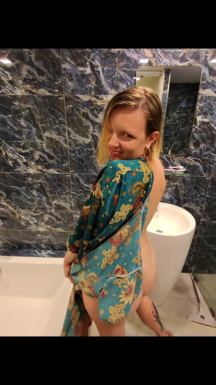 Sexymarghot: Я трахаю задницу мачехи в ее ванной