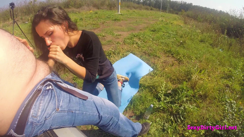 Sexy Dirty Girl: Sepong kontol panjang - masturbasi pakai jas hujan pvc di luar...