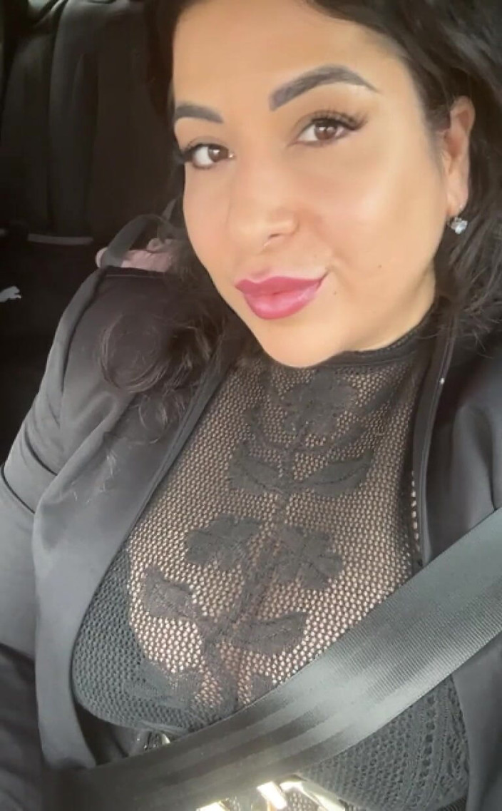 LadyAyse5: Hola, mis fanáticos y esclavos, ¿qué quieres ver hoy?