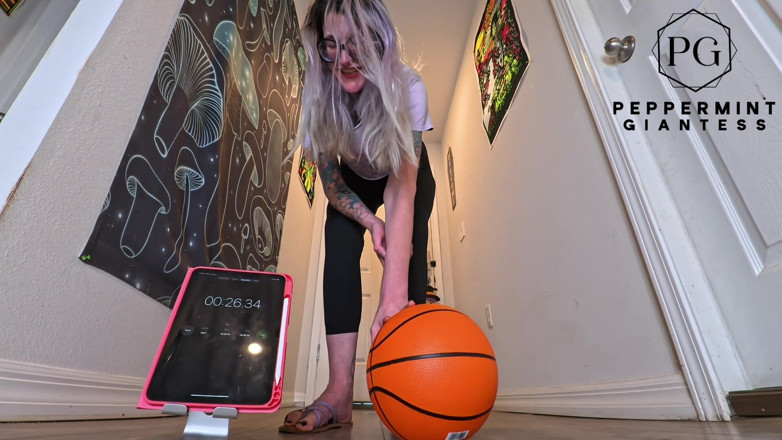 Peppermint Giantess: 6'7 una pallacanestro alta tiene una sfida per quanto tempo...