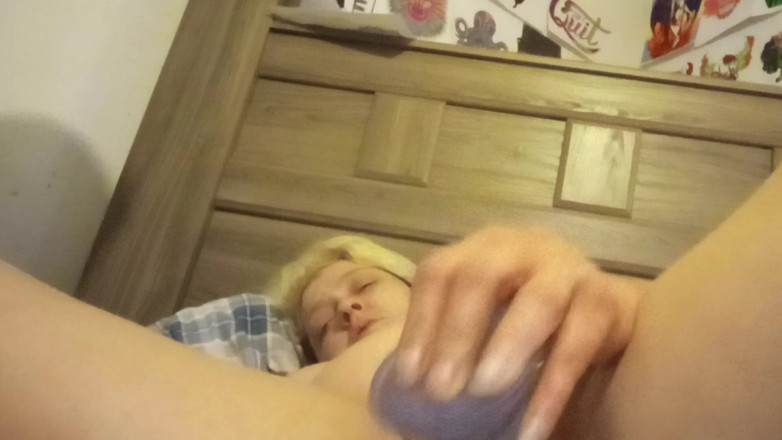 Matt Daddy: 딜도와 바이브레이터를 받는 섹시한 여친