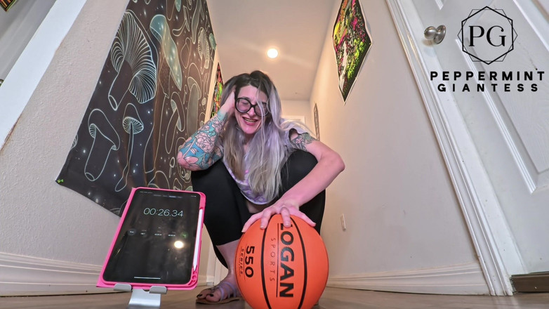 Peppermint Giantess: 6'7 uzun boylu tanrıça tek elle basketbol meydan okuması bu...