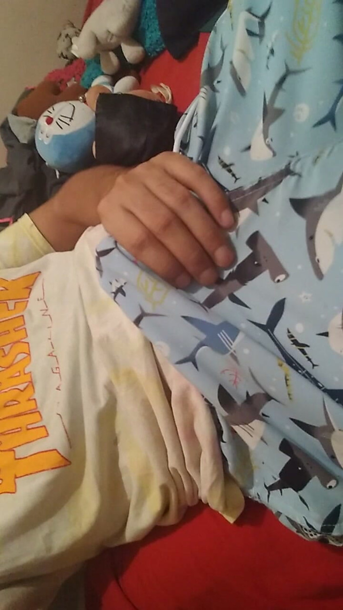 AlexAlejandro13: Dotknij mnie nad moimi ubraniami