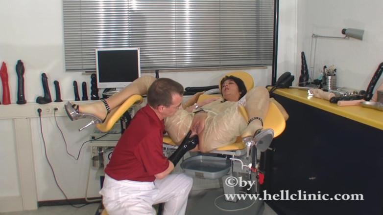 Rubber & Clinic Studio - 1ATOYS: Perwersyjny fisting analny na gynchair w lateksie