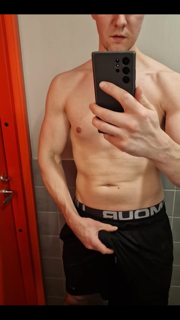 Awesome A: La vestiarul sălii de sport