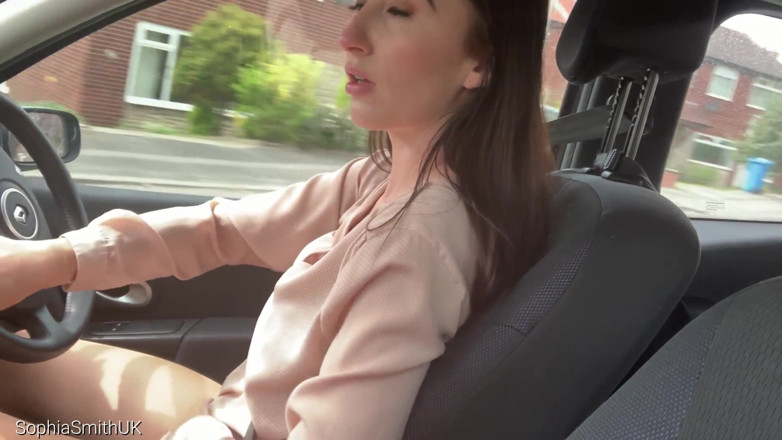 SophiaSmithUK: La ragazza sexy va a guidare