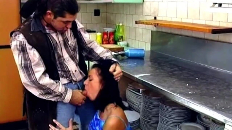Bitch hunter: Bucătărie Counter Creampie picurând din pizda alunecoasă
