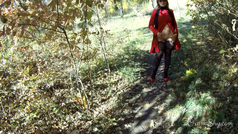 MILF Oxana: Exhibition et pipe en plein air dans un parc d'automne