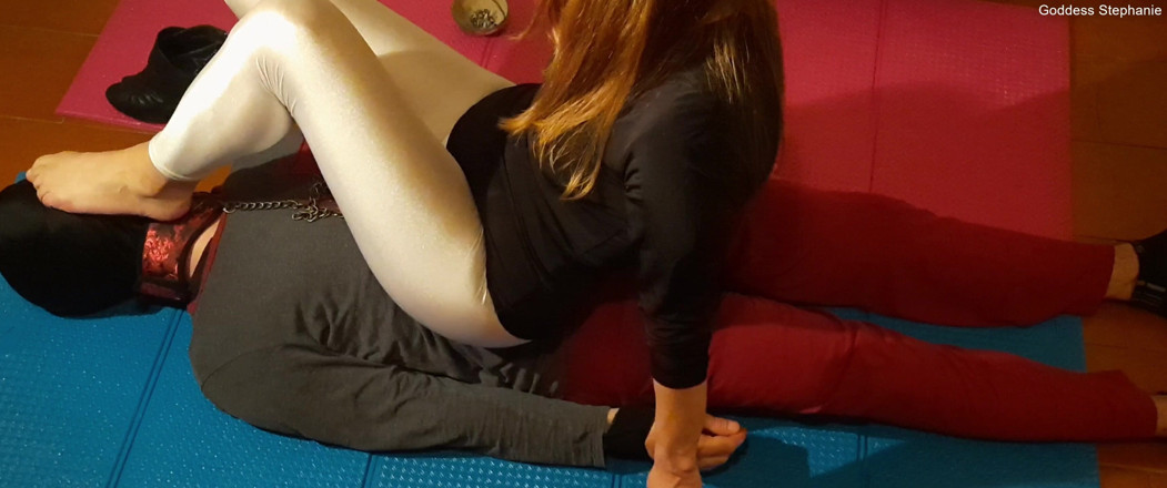 goddess82: ¡Me siento cómodamente boca abajo mientras fumo!