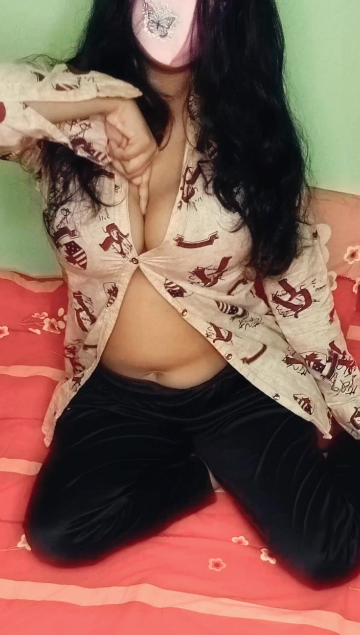 Ena: सुंदर भारतीय लड़की अपनी तंग गीली चूत में हस्तमैथुन करती है जबकि कोई भी घर पर नहीं है