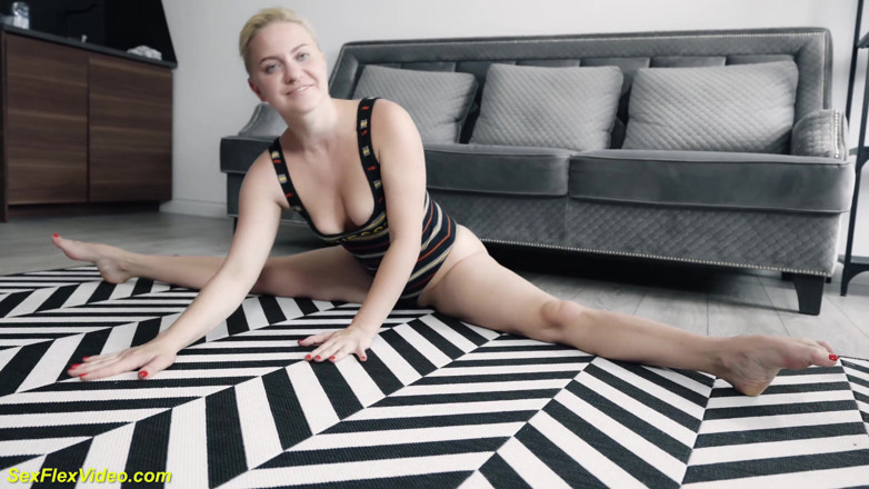 Sexflex video: Esnek orta yaşlı seksi kadın sıkı göt deliğini oynuyor
