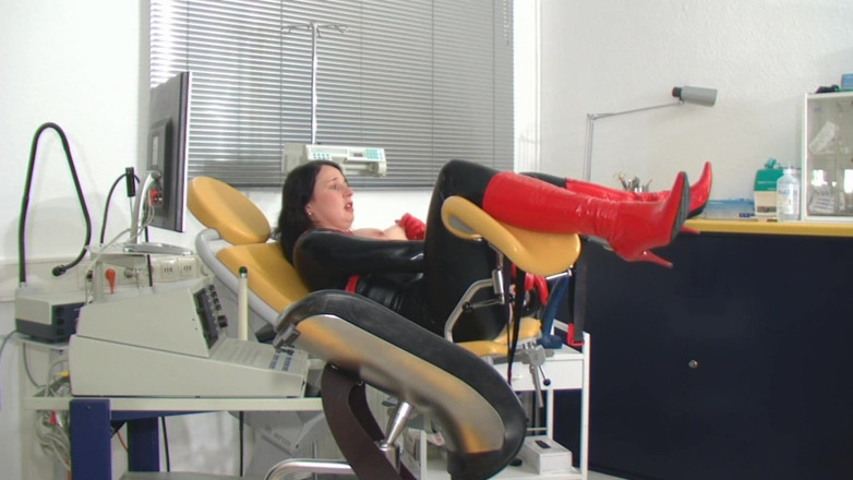 Rubber & Clinic Studio - 1ATOYS: Anale masturbatie en pissen in de mond in rubber