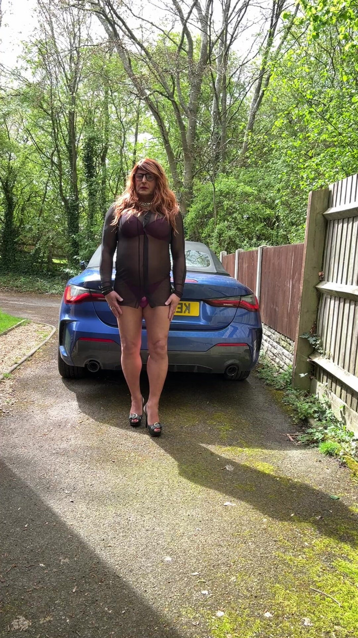 Kellycd2022: Crossdresser seksi Kellycd2022 dalam pakaian hitam tembus pandang dan tumit